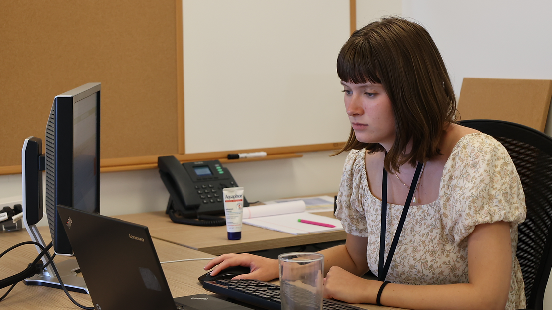 Former Ceisler Media & Issue Advocacy intern Olivia Dunn sits at her desk to work on the computer